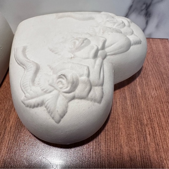 SALE!! Bisque heart trinket box ready to paint - Picture 7 of 9